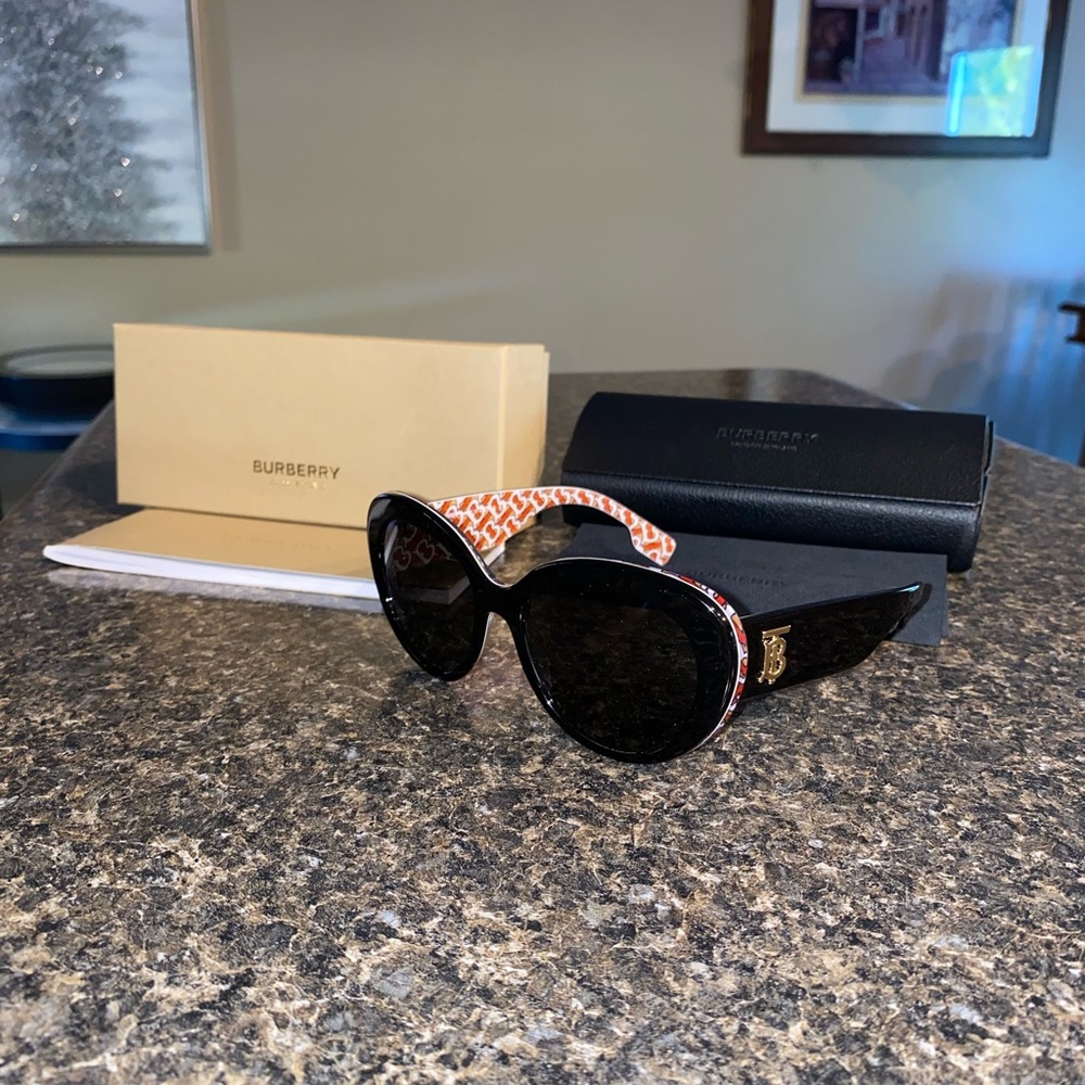 Burberry Sunglasses - Picture 7 of 7